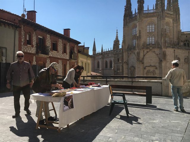 Burgos.- Mesa informativa en la calle Fernán González