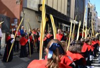 Miles de personas arropan a 'La Borriquilla' a su paso por las calles de Valladolid