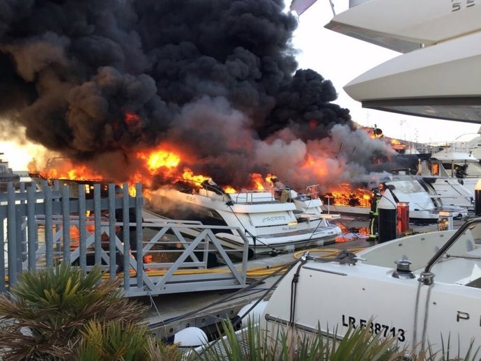 Incendio en embarcaciones del Puerto de Sant Adrià del Besòs (Barcelona)