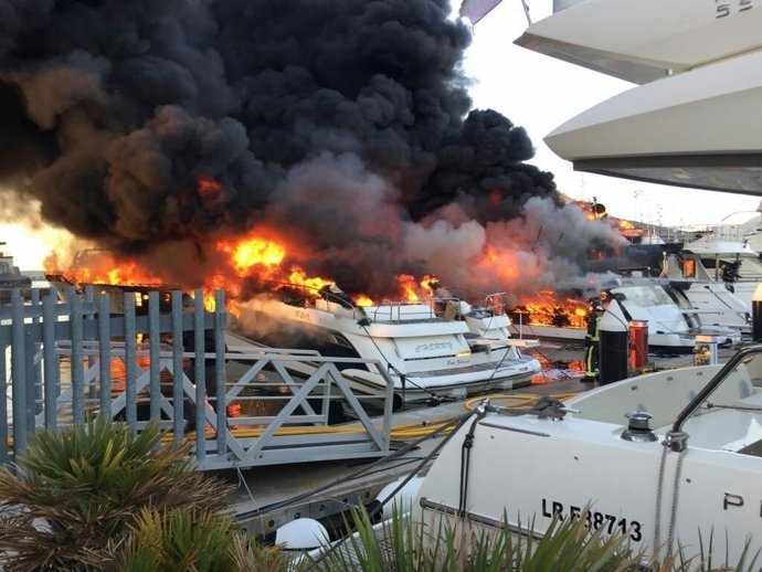 Incendi en embarcacions del Port de Sant Adrià del Besòs (Barcelona)