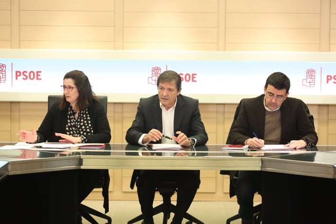 Javier Fernández y Mario Jiménez en la reunión de la Gestora del PSOE en Ferraz