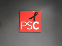 El PSC coloca un crespón negro en su sede por Carme Chacón y abrirá un libro de condolencias