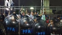 La Policía de Buenos Aires evita la instalación de una "escuela itinerante" frente al Congreso