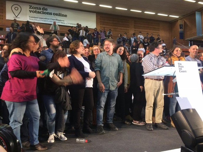 Ada Colau y Xavier Domènech conversan en el pabellón de la Vall d'Hebron