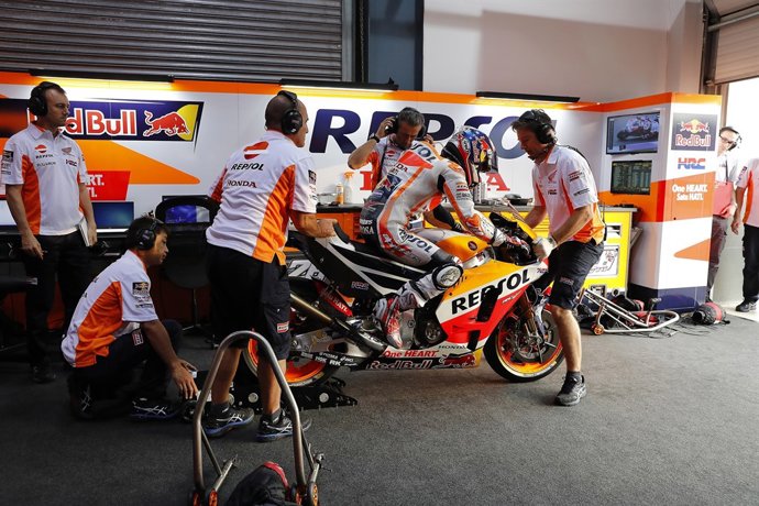Pedrosa  a la moto abans de sortir