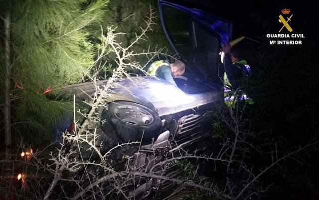 Rescatan a dos mujeres de un vehículo accidentado. 