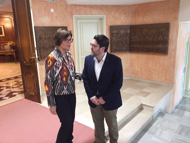 Miguel Sánchez posa con Rosa Peñalver durante su encuentro