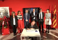 Miquel Iceta abre el libro de condolencias a Carme Chacón en la sede del PSC