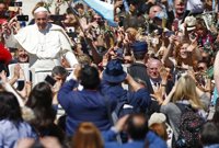 El Papa Francisco pone en marcha en Roma una lavandería gratuita para las personas sin hogar