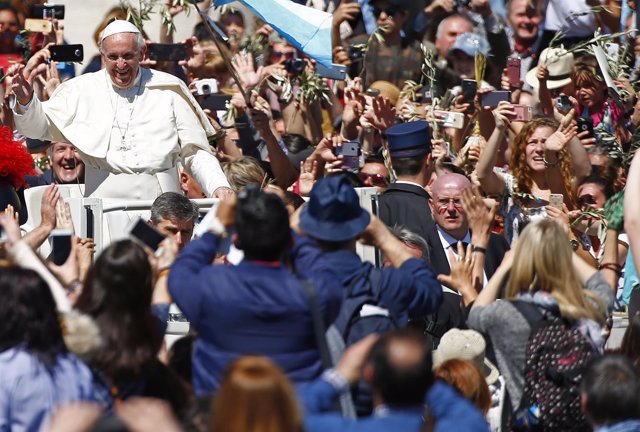 El Papa Francisco pone en marcha en Roma una lavandería gratuita para las person
