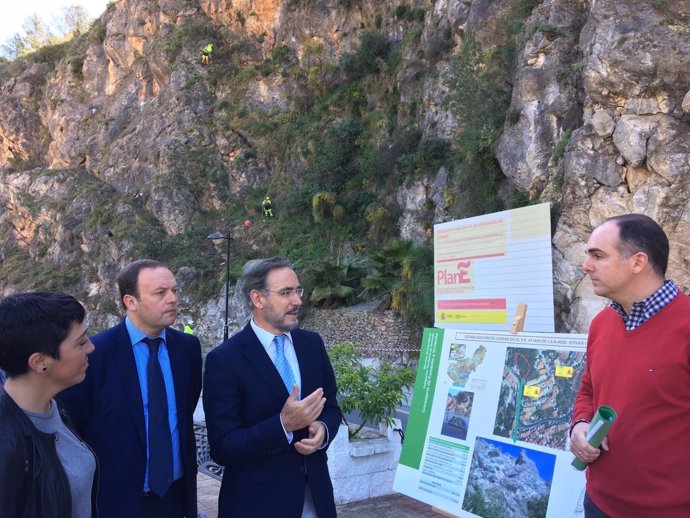 El consejero de Fomento visita la obra en la travesía de Otívar