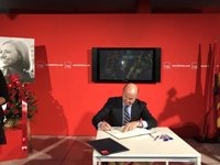 Luis de Guindos firma en la sede del PSC el libro de condolencias por la muerte de Carme Chacón