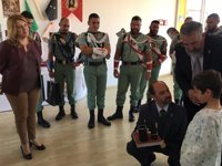 La Congregación de Mena y una delegación de la Legión visitan a menores ingresados en el Materno Infantil de Málaga