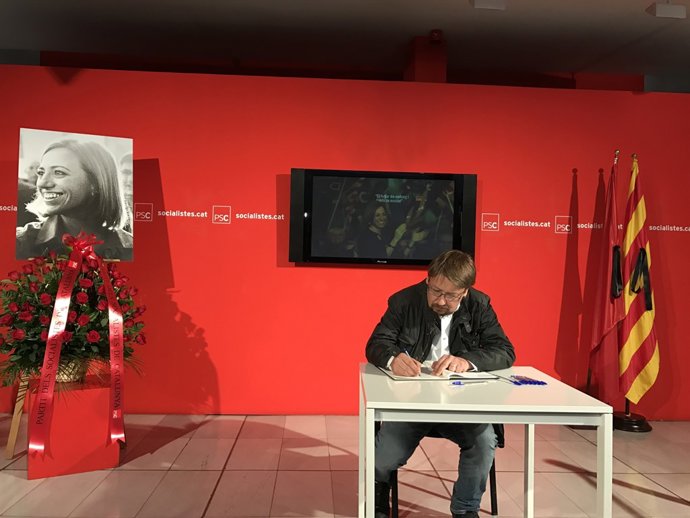 Xavier Domènech signa el llibre de condol a Carme Chacón