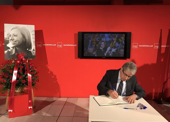 Francesc Homs signa el llibre de condolences a Carme Chacón