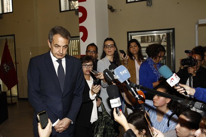 Zapatero arriba a la capella ardent de Carme Chacón