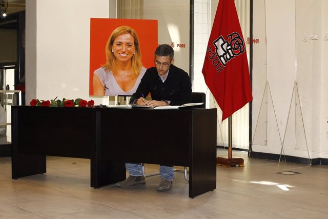 Eduardo Madina firmar en el libro de condolencias del PSOE
