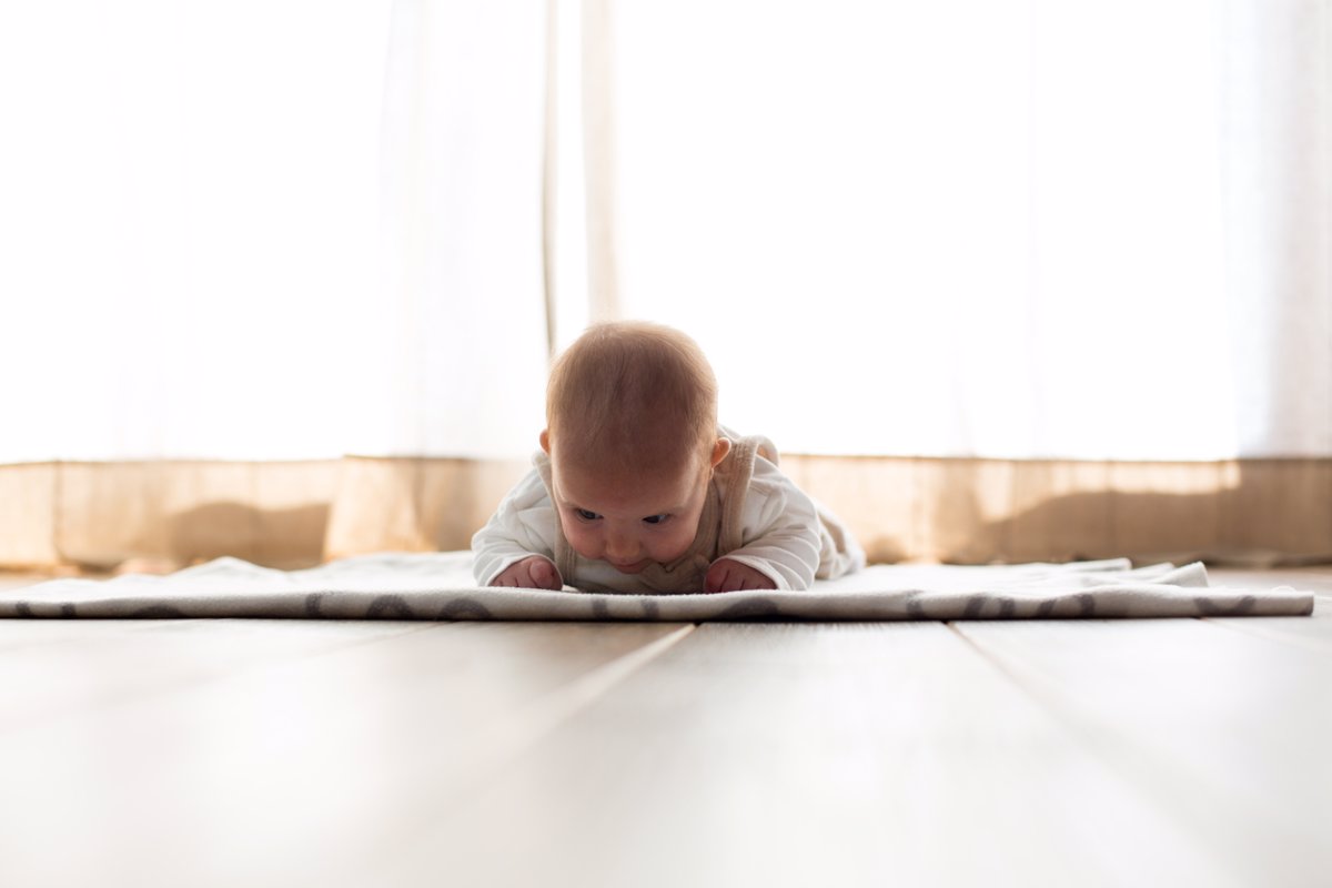 Pasar tiempo en el suelo: beneficios para los bebés