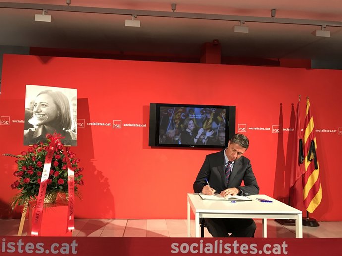 Xavier García Albiol signa el llibre de condol a Carme Chacón