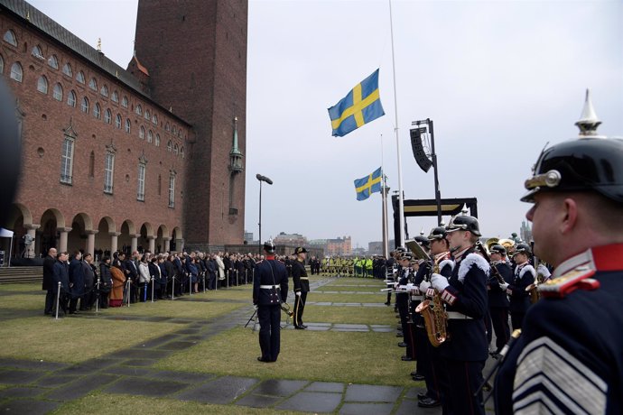 Minuto de silencio frente al Ayuntamiento de Estocolmo por víctimas del atentado