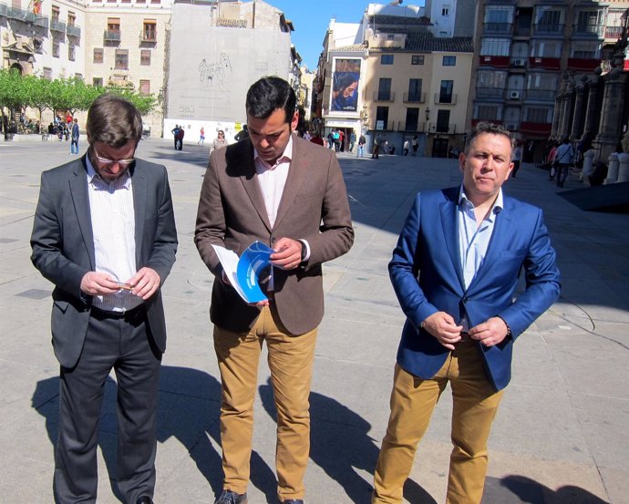 Juan Diego Requena (c), junto a Miguel Contreras y Francisco Palacios.