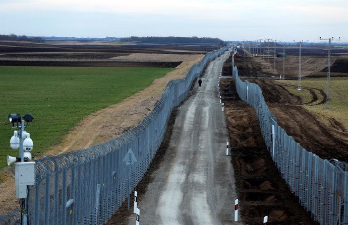 Valla entre las fronteras de Hungría y Serbia
