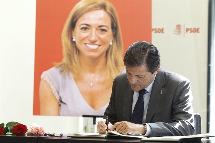 Javier Fernández signa el llibre de condol a la capella ardent