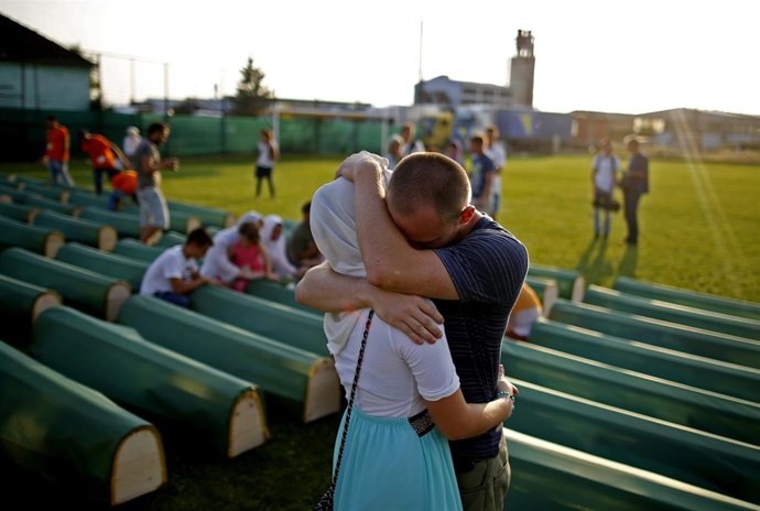 Una pareja de bosnios en el funeral conjunto por las víctimas de Prijedor