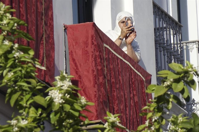 Turista Fotografiando La Semana Santa