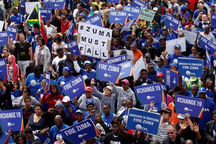 Miles de personas protestan contra el presidente Zuma en Sudáfrica 