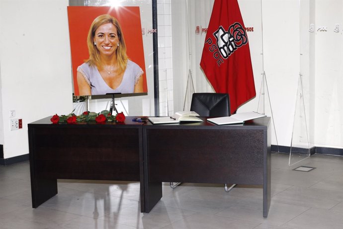 Libro de condolencias en la capilla ardiente de Carme Chacón