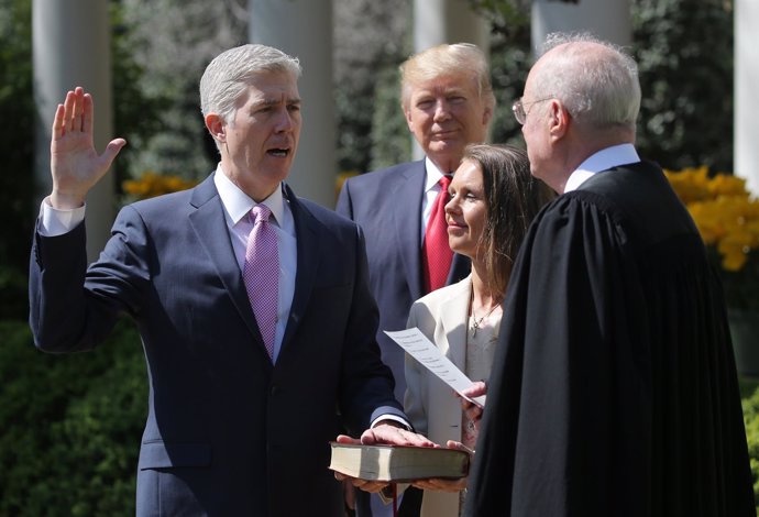 Neil Gorsuch toma posesión como juez del Supremo