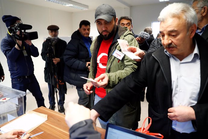 Turcos de Alemania votan el referéndum constitucional