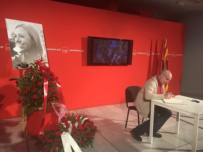 Lluís Rabell (SíQueEsPot) signa el llibre de condolences per Carme Chacón