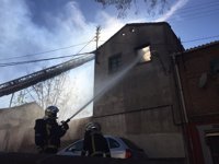 Bomberos de la Comunidad extinguen un aparatoso incendio en un edificio abandonado de Pozuelo