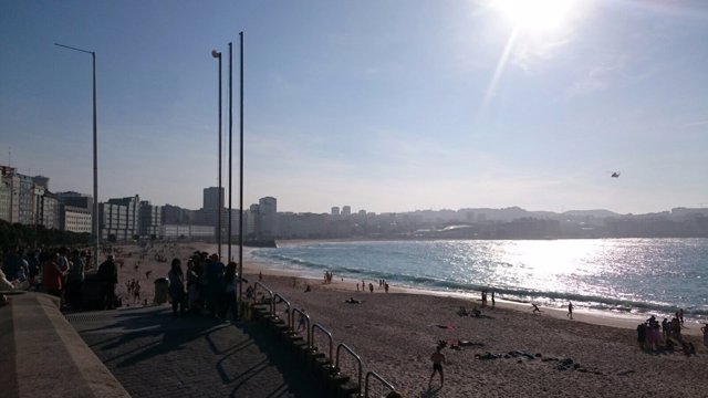 El helicóptero sobre la ensenada del Orzán, en A Coruña