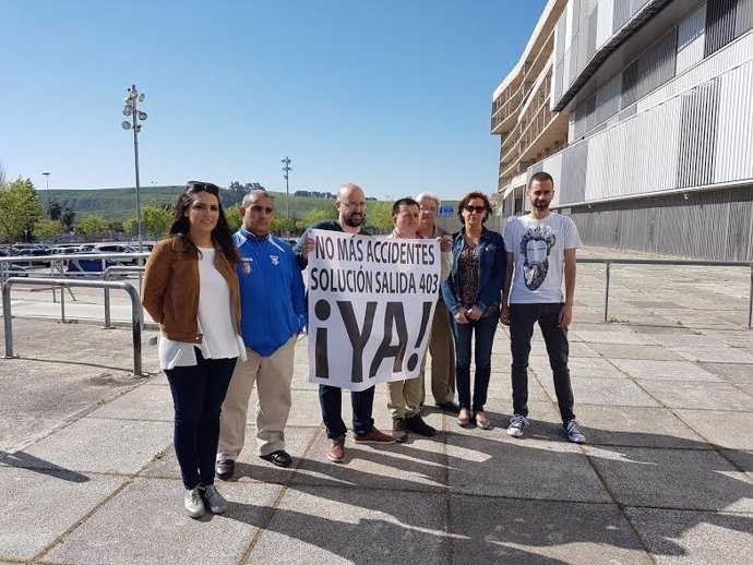 González (izda.) junto a la pancarta por una solución para la salida 403