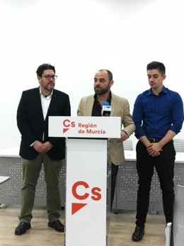 Miguel Sánchez, José Luis Martínez y José Luis Ros, en la rueda de prensa