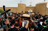 Cientos de personas acuden en Alejandría al funeral de las víctimas del atentado contra una iglesia copta