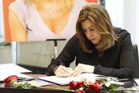 Pedro Sánchez, Susana Díaz y Patxi López despiden a Chacón en Ferraz pero no coinciden en el velatorio