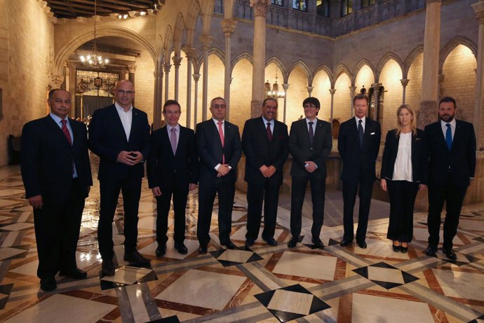 Carles Puigdemont con miembros del COI