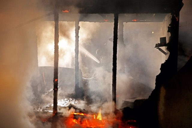 Incendio en un campamento de refugiados en el norte de Francia 