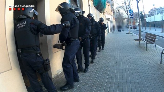Cauen dues bandes que van estafar a 340 ancians fent-se passar per revisors