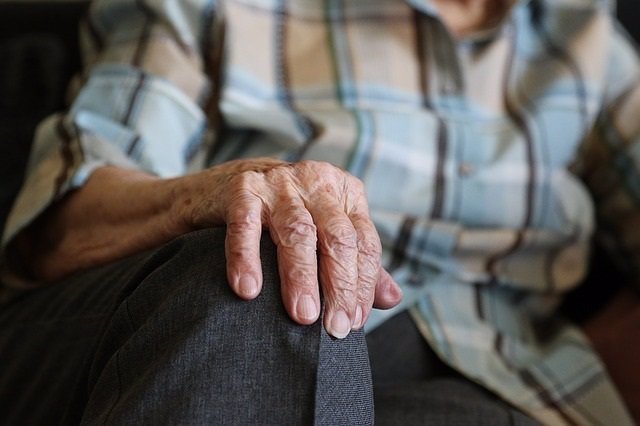 65 urtetik gorakoei eragiten die batik bat Parkinsonak