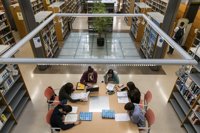 El Parlamento pide modificar el decreto de escolarización con el consenso de la comunidad educativa