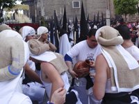Estirar los pies durante los pasos de semana santa ayuda a los costaleros a evitar contracturas