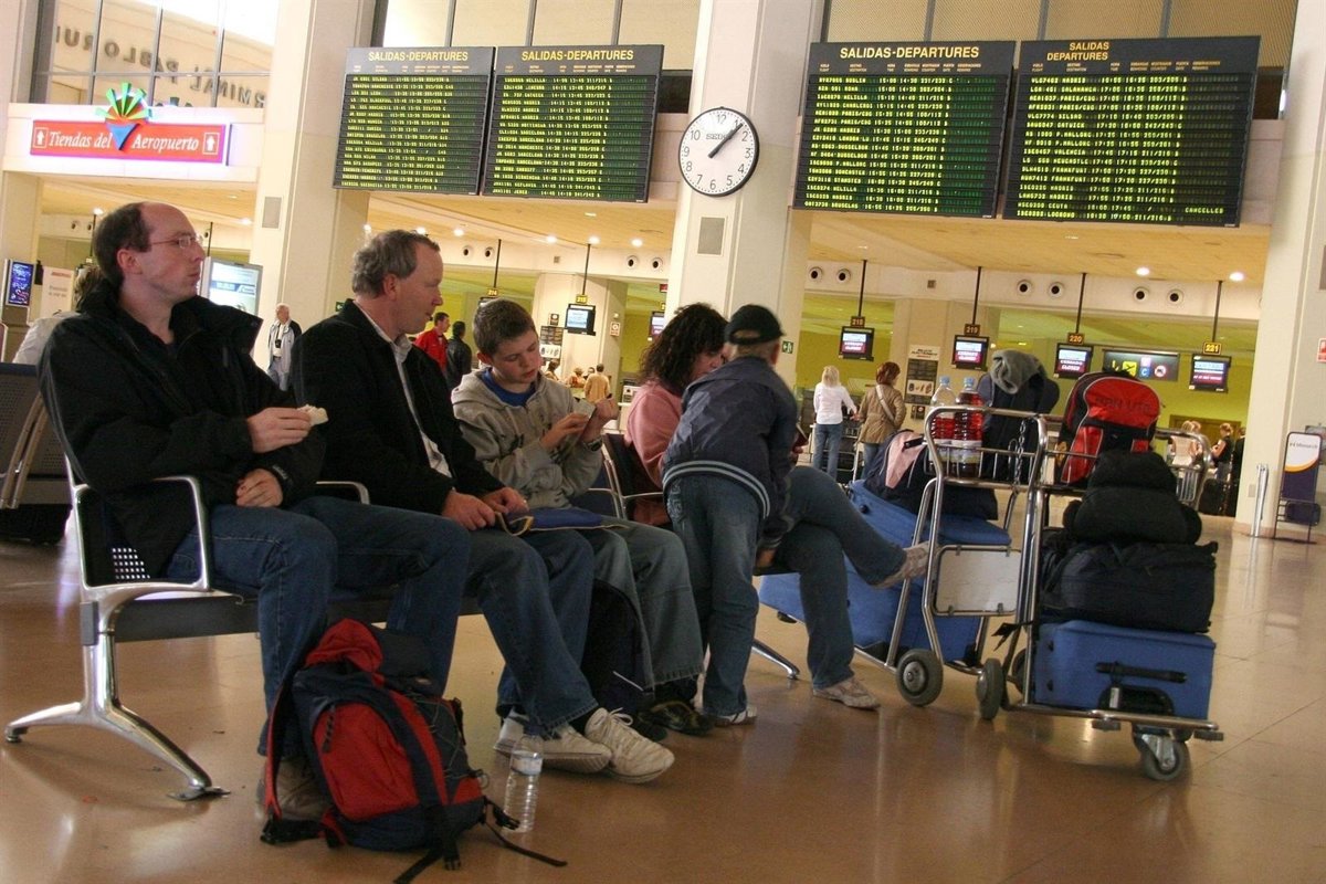 El aeropuerto de Palma cierra marzo con 1,1 millones de pasajeros, un 7 ...