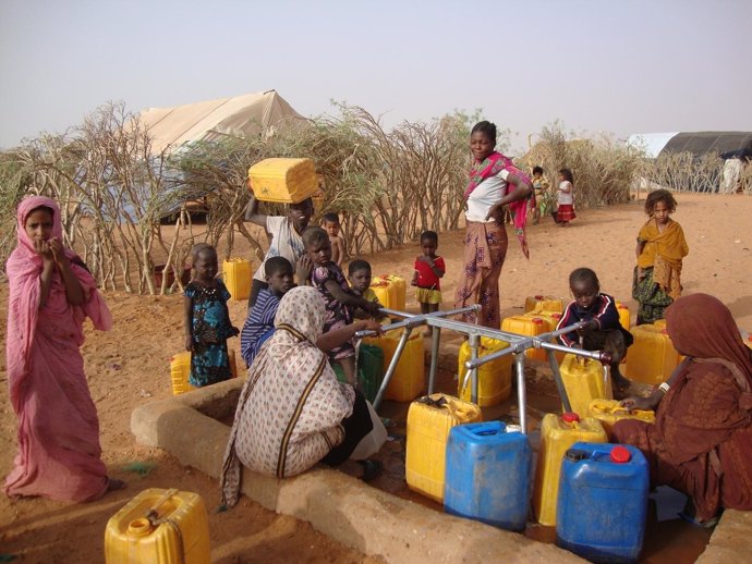 Un grupo carga bidones con agua en Mauritania