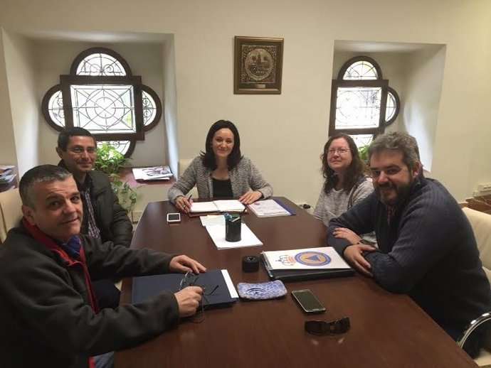 Crespín (centro), durante el encuentro con representantes de Asoprotecor