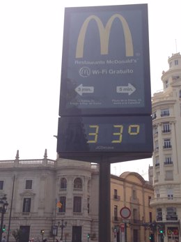 Termómetro marca 33 grados en Valencia.